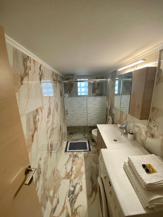 Luxury Suite 10' From The Center Atene Esterno foto
